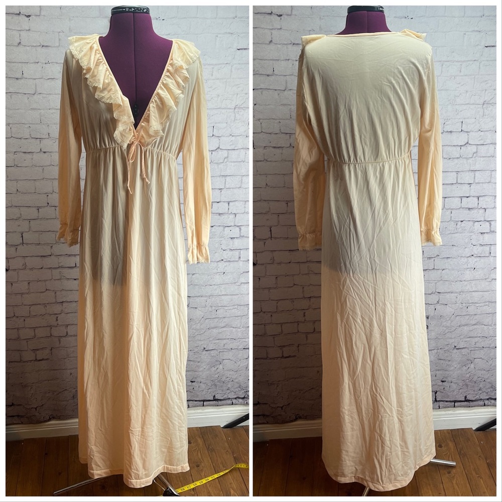 Vintage Sears ILGWU size Medium 36 light Peach colored long nightgown
